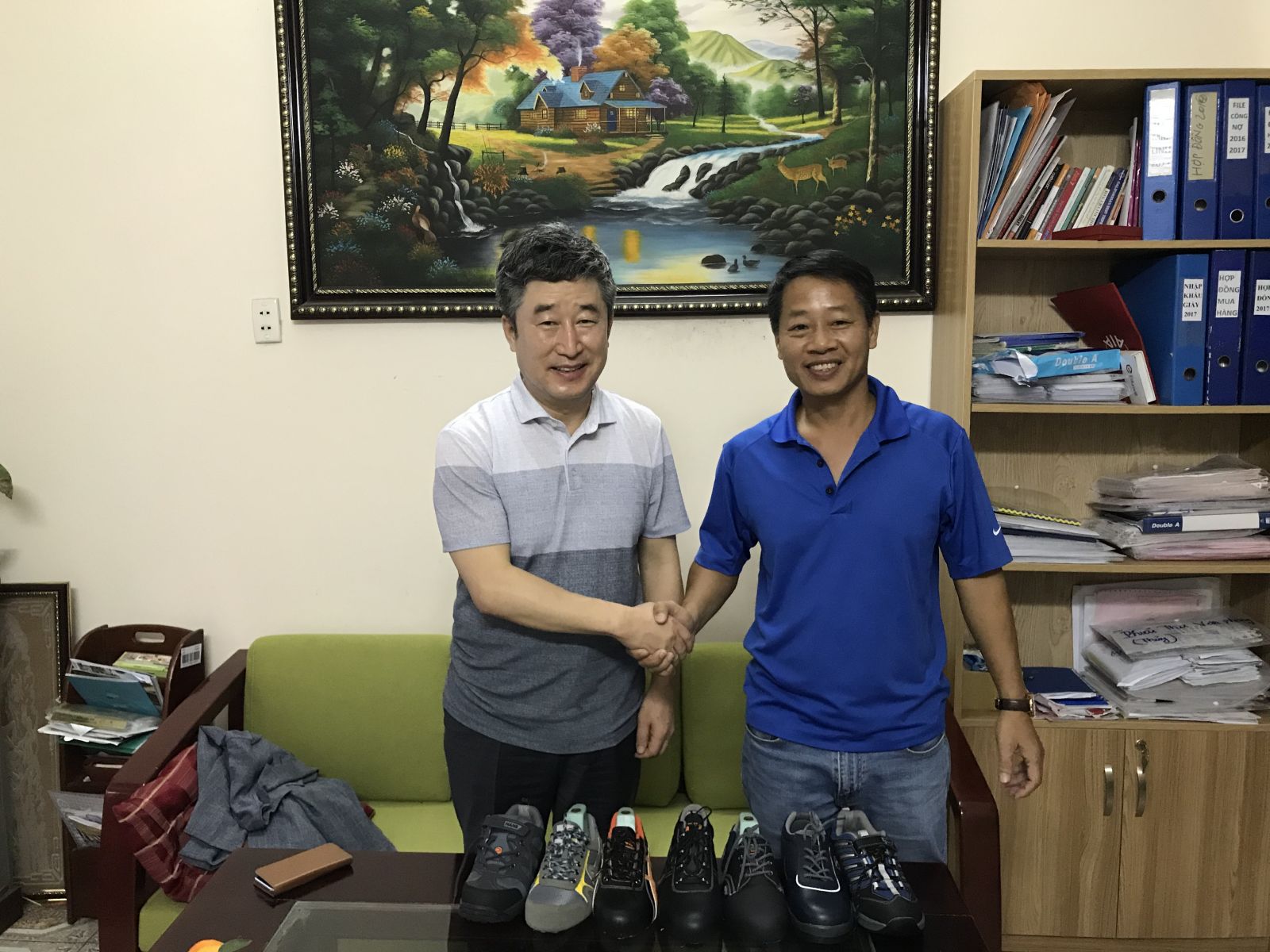 Chủ tịch công ty giày bảo hộ Hans Hàn Quốc Mr Han ghé thăm và làm việc với giám đốc Ga Ran